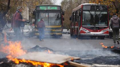 Colectiveros protestan en La Plata