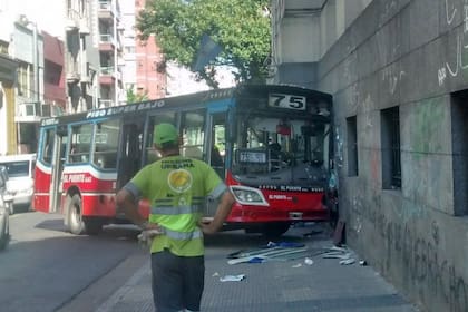 colectivo línea 75 accidente morgue judicial heridos caño gas roto