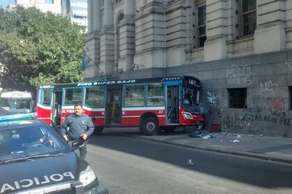 colectivo línea 75 accidente morgue judicial heridos caño gas roto