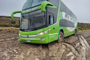 El chofer de un colectivo atascado en el barro caminó 20 kilómetros en busca de ayuda