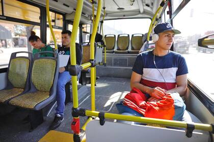 Colectivos con pocos pasajeros en la zona de retiro