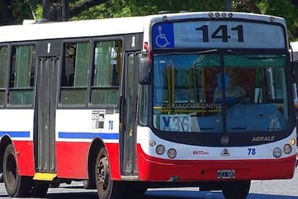 La 141 continuó operando durante el fin de semana pese a la decisión del Ministerio de Transporte de otorgarle la licencia a la nueva línea 145, del grupo Misión Buenos Aires