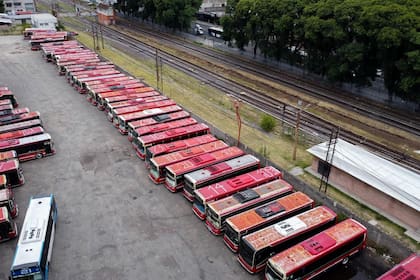 Colectivos frenados en una terminal de Liniers