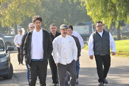 Colegas de Calabrese decidieron homenajearlo usando sus chaquetas de chef