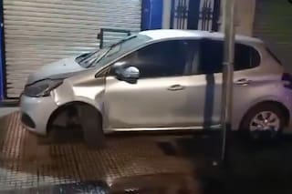 Manejaba alcoholizado por Colegiales, chocó contra un árbol y el auto terminó arriba de la vereda