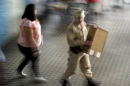 Colegio La Salle de Rosario un gendarme traslada las urnas a las mesas de votación