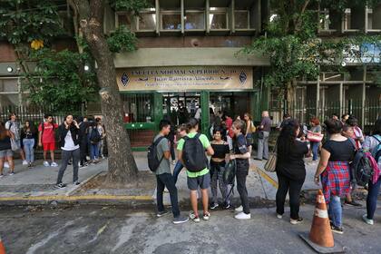 En el Normal 10 hubo paro y los estudiantes se enteraron en la puerta