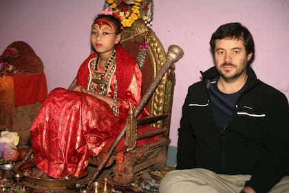 Coler junto a una diosa de siete años con 14 millones de fieles, en Katmandú, en Nepal; allí escribió su libro Ser una diosa (Planeta). (Gentileza Ricardo Coler)