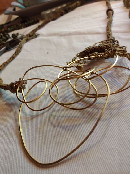 Colgante con coiling y bronce bañado en oro, de Gabriela Horvat