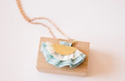 Colgante realizado con cintas de algodón
