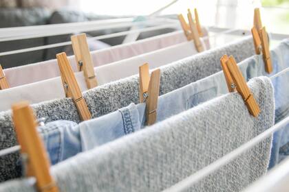 Colgar las prendas en horizontal y dejar espacio entre ellas son las claves del método japonés para un secado rápido en el interior del hogar