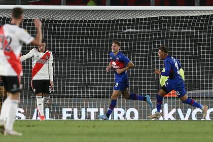 Colidio sale festejando su gol, el segundo de Tigre