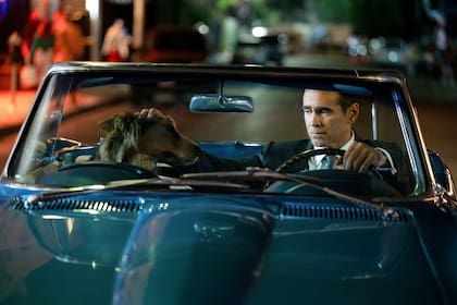 Colin Farrell como John Sugar, por las calles de Los Ángeles, en su auto vintage y con un muy fiel compañero