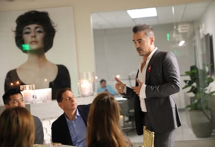 Colin Farrell hablando en una cena a beneficio de la fundación de Elizabeth Taylor contra el VIH