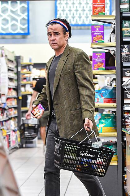 Colin Farrell, llenando su canasta de compras en Gelson's, en Los Ángeles