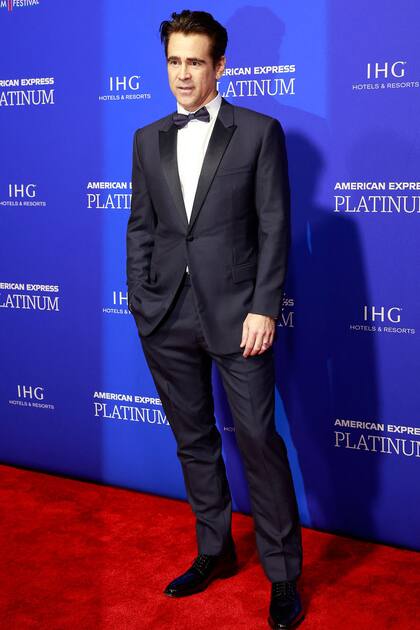 Colin Farrell y un modelo clásico que resaltó con pajarita despertando todos los suspiros en la alfombra roja