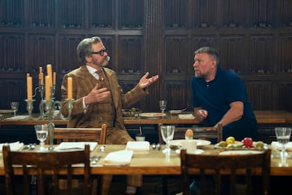 Colin Firth y el director Guy Ritchie durante la filmación de "Young Sherlock"