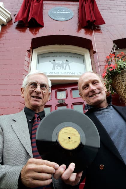 Colin Hanton y John Duff Lowe en la puerta del estudio donde The Quarrymen, la banda que integraban junto a Lennon, McCartney y Harrison, grabó su primer demo