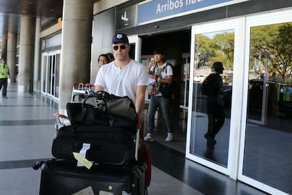 Colin Jost, esposo de la actriz, llegando a la Argentina