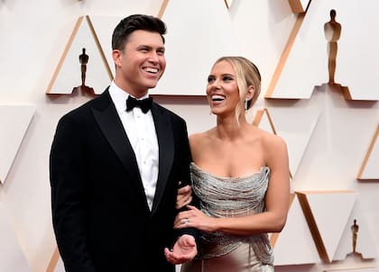 Colin Jost y Scarlett Johansson en la ceremonia de los premios Oscar el 9 de febrero de 2020 en Los Ángeles