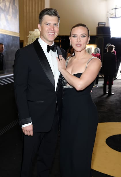 Colin Jost y Scarlett Johansson, juntos, en un evento realizado en Nueva York