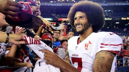 Colin Kaepernick, jugador de San Francisco 49ers, firma autógrafos tras la victoria por 31-21 sobre San Diego Chargers
