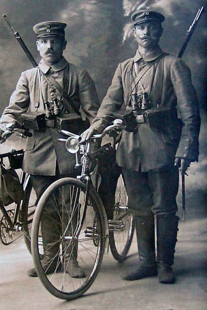 Colin Kirsch cuenta que encontró esta bicicleta estacionada en un galpón de Francia y que no se había movido desde 1918