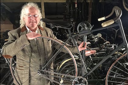 Colin Kirsch es el mayor coleccionista de bicicletas antiguas de Inglaterra
