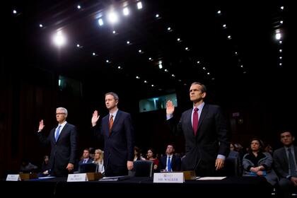 Colin Stretch de Facebook, Sean Edgett de Twitter y Kent Walker de Google dieronn testimonio al Comité de Inteligencia del Senado estadounidense en noviembre de 2017