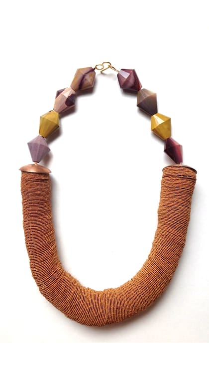 Collar con coiling y piedras semipreciosas, de Gabriela Horvat