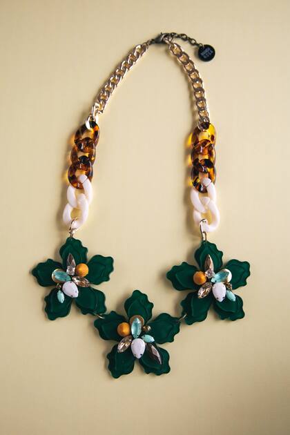 Collar con flores de Mamba Rosa.