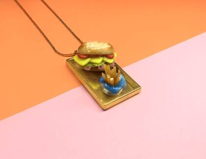 Collar con la representación de una hamburguesa con papas fritas