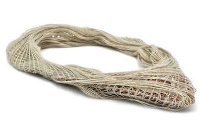 Collar tejido en lino teñido artesanalmente por Carolina Bernachea.