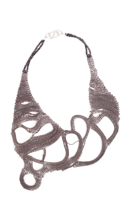 Collar tejido mediante coiling, de Gabriela Horvat