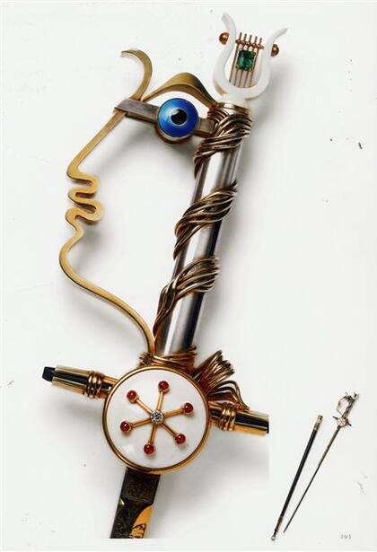 Espada de académico diseñada por Jean Cocteau y creada para él (1955). Oro, plata, esmeralda, rubíes, diamante, marfil, ónix, esmalte azul, hoja de acero toledano. Longitud: 87 cm