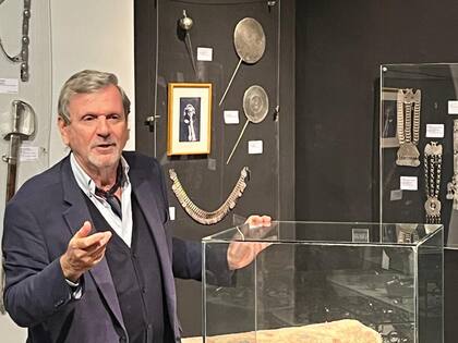Collazo ha reunido piezas de distintos orígenes a lo largo de décadas; su acervo incluye objetos de coleccionistas históricos como Alfredo Anchorena y Nicolás García Uriburu