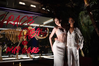 Collection 01 es una edición limitada de trajes realizados con materiales de lujo, en blanco, rojo y dorado.