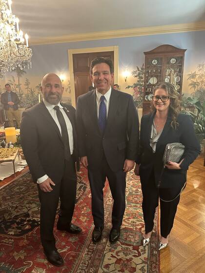 Collins impulsó en 2024-2025 una iniciativa para facilitar viviendas a trabajadores agrícolas migrantes legales