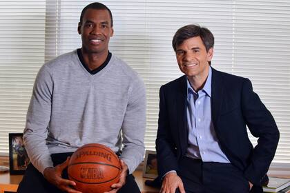 Collins, junto a un periodista norteamericano