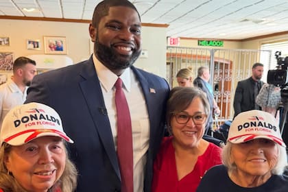 Collins vinculó a Donalds con un exasesor con antecedentes penales y cuestionó su perfil como líder