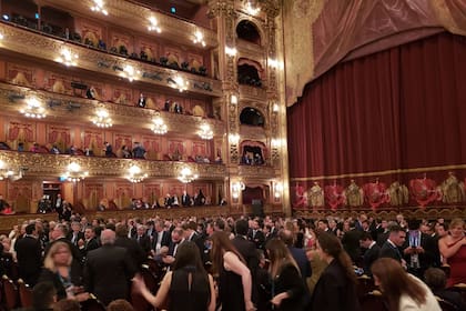 El momento en que Ivanka Trump y su marido Jared Kushner llegan a su palco en el Colón