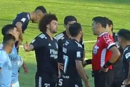 La frustración de los jugadores de Colo Colo tras el empate que los condenó a la Promoción