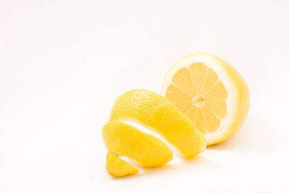 Colocá cáscara de limón en las ventanas y en las puertas de tu casa para alejar a los insectos