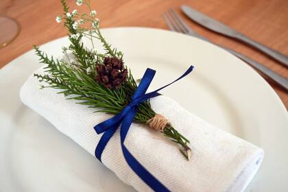 Colocá el detalle en la servilleta y ya tenés un arreglo divino para la mesa de Navidad (Paso 3).