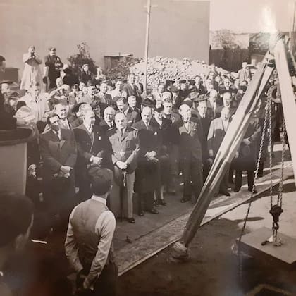 Colocación de la piedra fundacional en el terreno donde hoy se erige la Iglesia Sueca