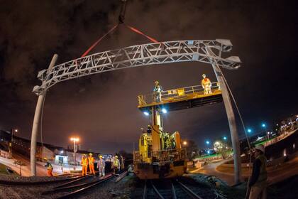 Colocación de pórticos durante la primera parte de las obras