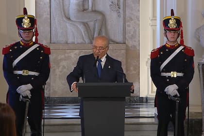 Colocación del Busto del Presidente Carlos Menem en Casa Rosada, participaron de la ceremonia, Javier Milei, Zulemita Menem y Eduardo Menem