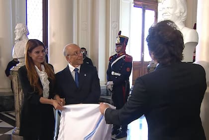 Colocación del Busto del Presidente Carlos Menem en Casa Rosada, participaron de la ceremonia, Javier Milei, Zulemita Menem y Eduardo Menem
