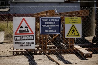 Las obras de la ciudad ahora tienen carteles de "hombres y mujeres trabajando"