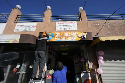 Colocan un anuncio en  Las Palmitas Mini Market, donde se vendió el premio multimillonario de la lotería Powerball (AP Photo/Marcio Jose Sanchez)